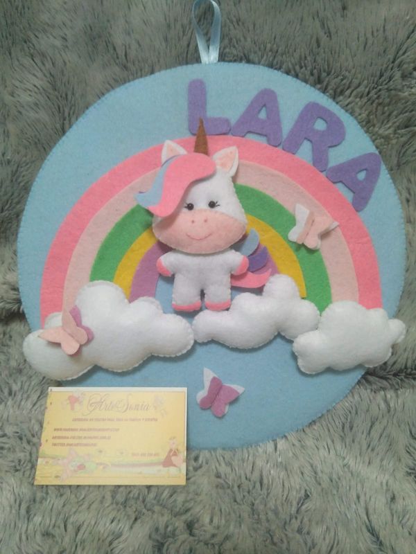 Unicornio Arcoiris, nombre hecho en fieltro.