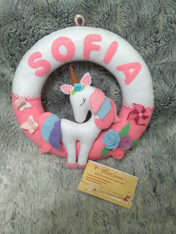 Corona Unicornio, nombre hecho en fieltro.