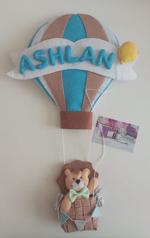 León en globo, nombre hecho en fieltro.
