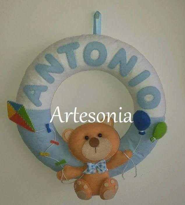 Corona osito. Nombre hecho en fieltro.