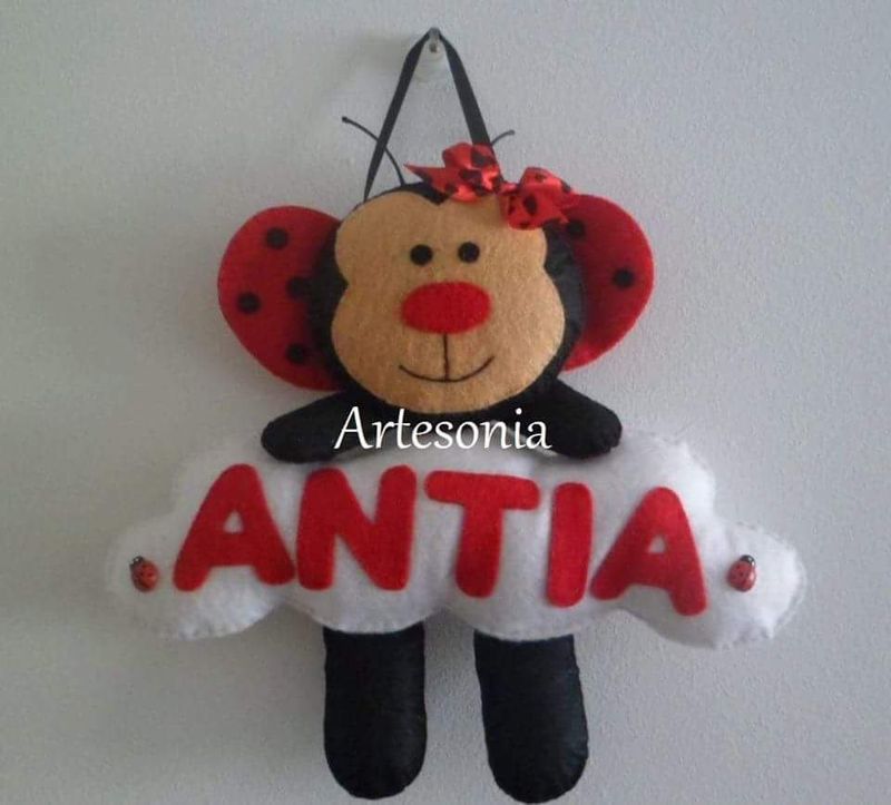 Mariquita. Nombre hecho en fieltro.
