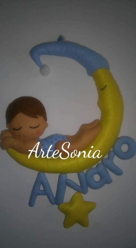 Niño en luna. Nombre hecho en fieltro.