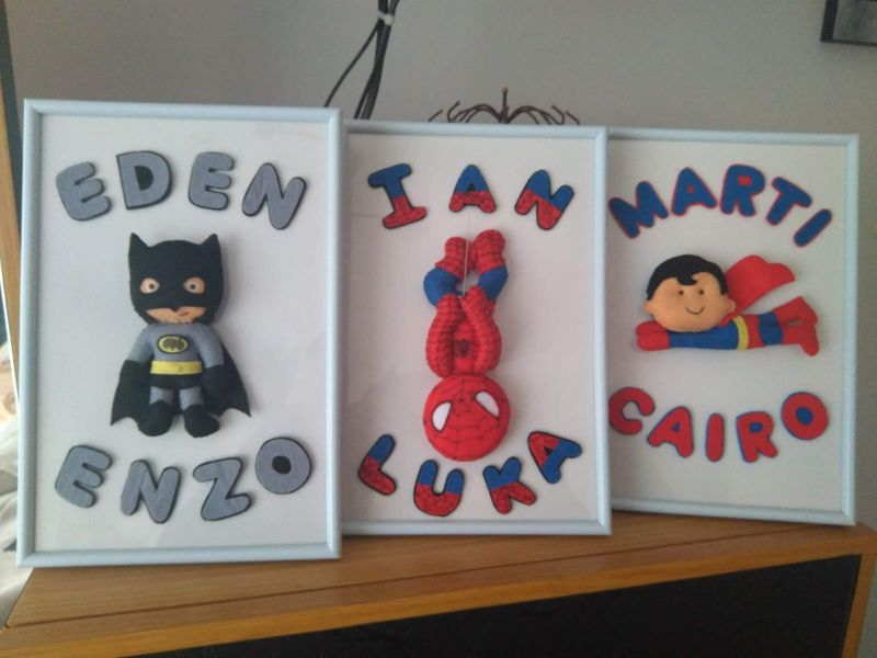 Cuadros superhéroes. Nombre hecho en fieltro. Precio por unidad.