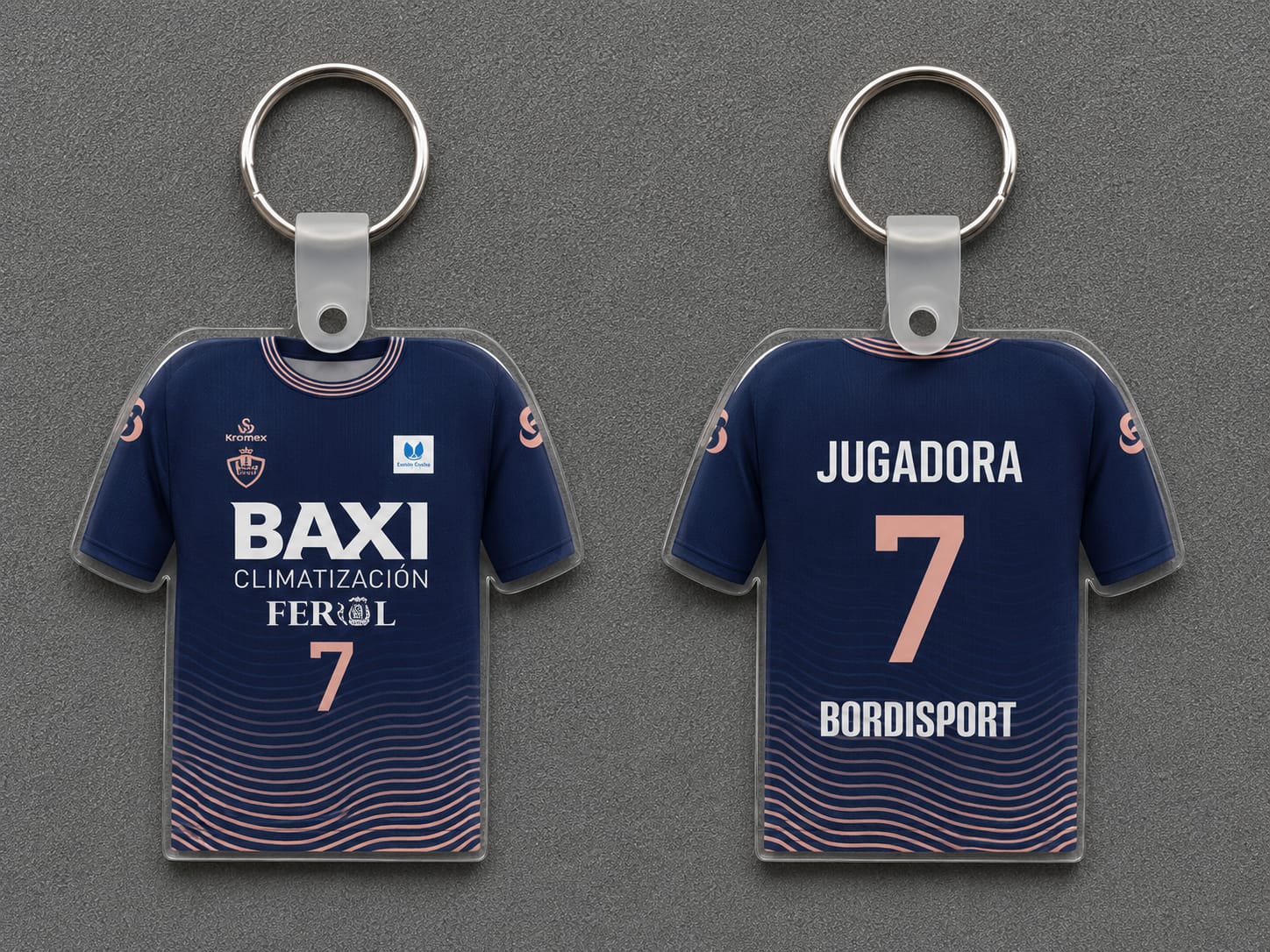 Llavero personalizado deportivo con diseño delantero y trasero